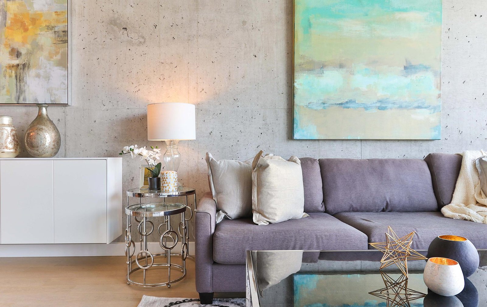 Sala moderna con cuadro grande en la pared, pared con texturas modernas