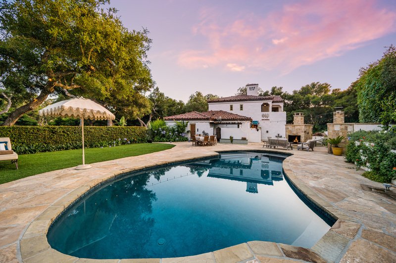 casa con extra Grande alberca y sombrillas y al fondo la casa