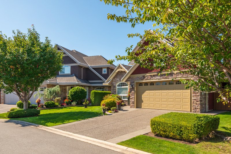 casa con cochera Grande y jardin