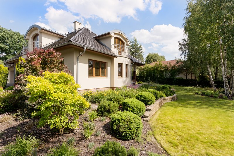 casa con arbustos y cesped