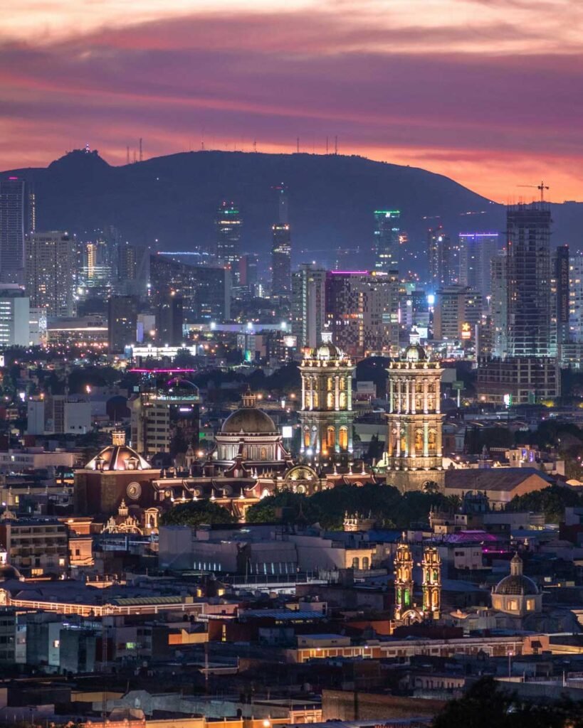 foto panoramica de puebla de noche
